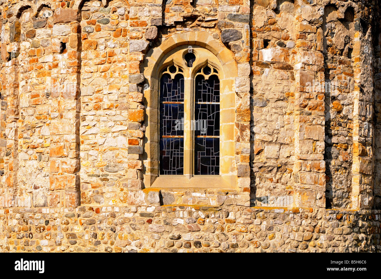 Apsis mit Fenster romanische Kirche St. Sulpice Canton Waadt Schweiz Stockfoto