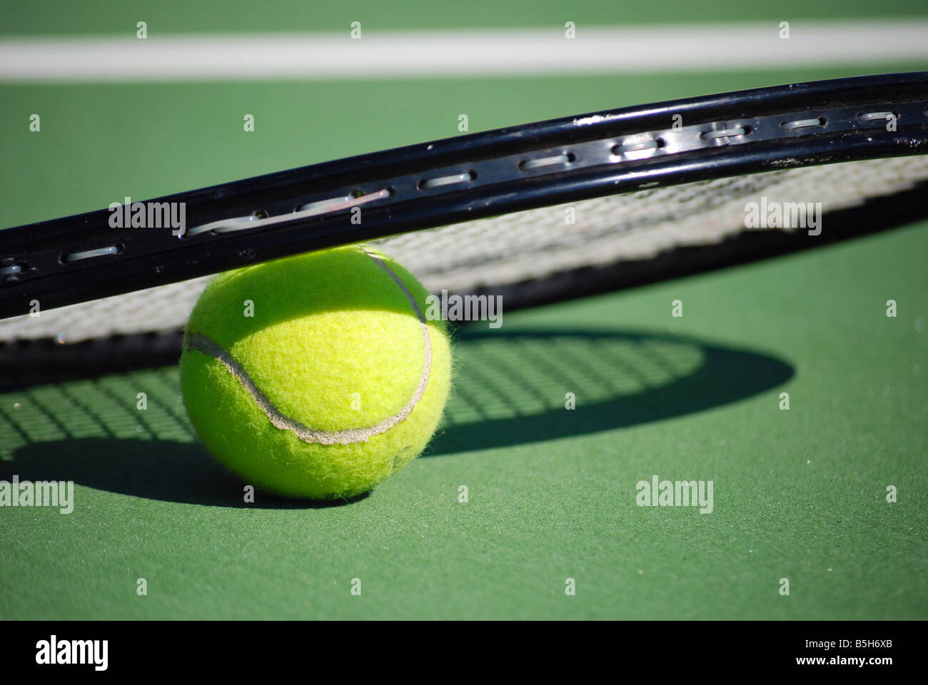 Nahaufnahme von einem Tennisball und raquet Stockfoto