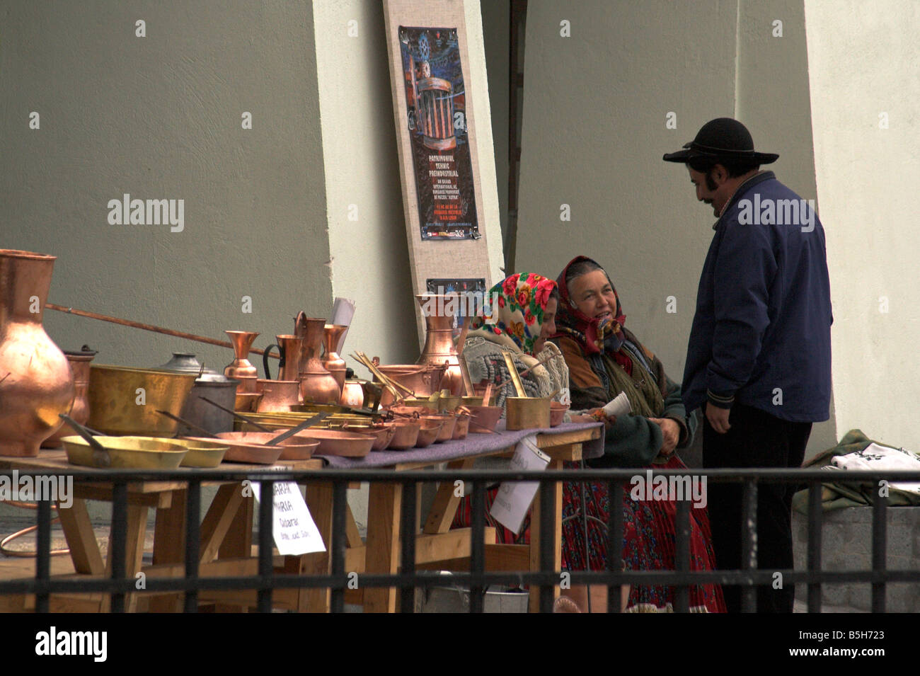 Rumänische traditionelle Kunsthandwerksmarkt, Kupfer ware Stall, Sibiu, Siebenbürgen, Rumänien Stockfoto