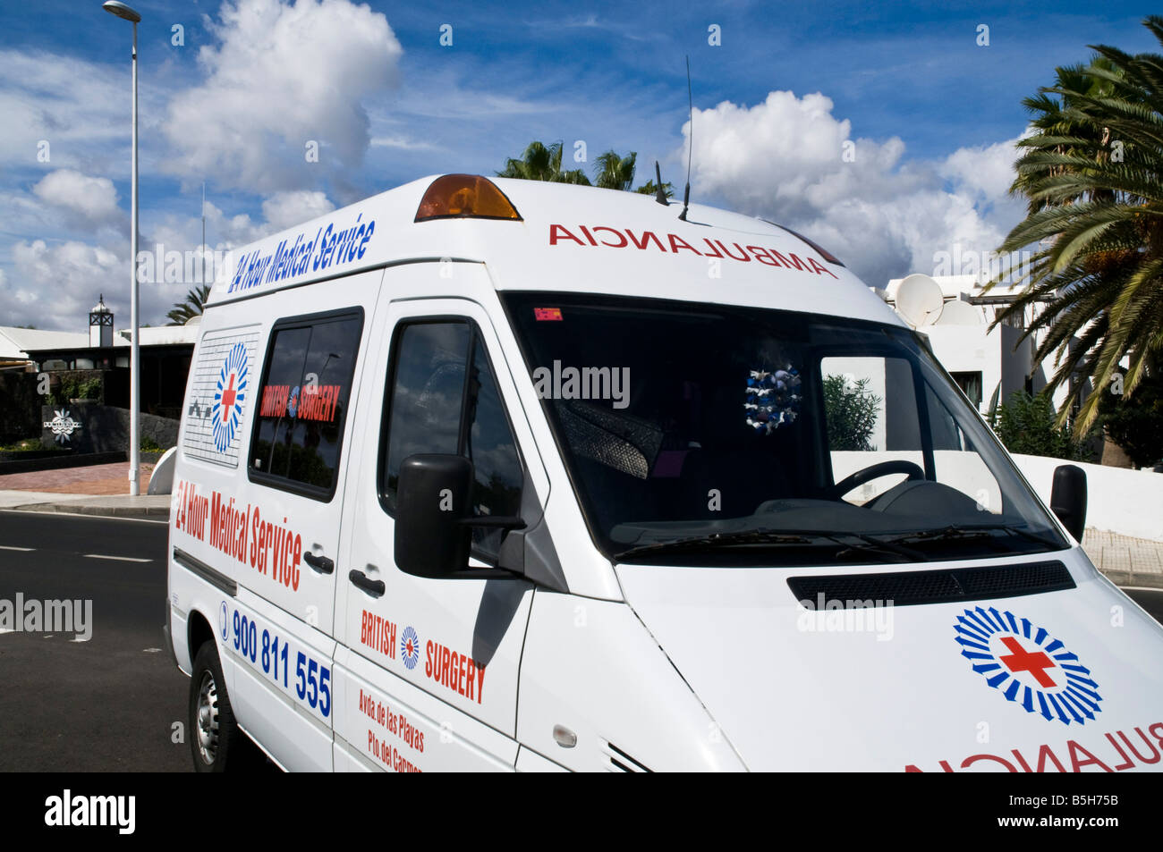 dh Notfall Sanitäter Krankenwagen KRANKENWAGEN EUROPA SPANIEN 24 Stunden Medical Service Britische Chirurgie Übersee Pflege im Ausland rotes Kreuz Stockfoto