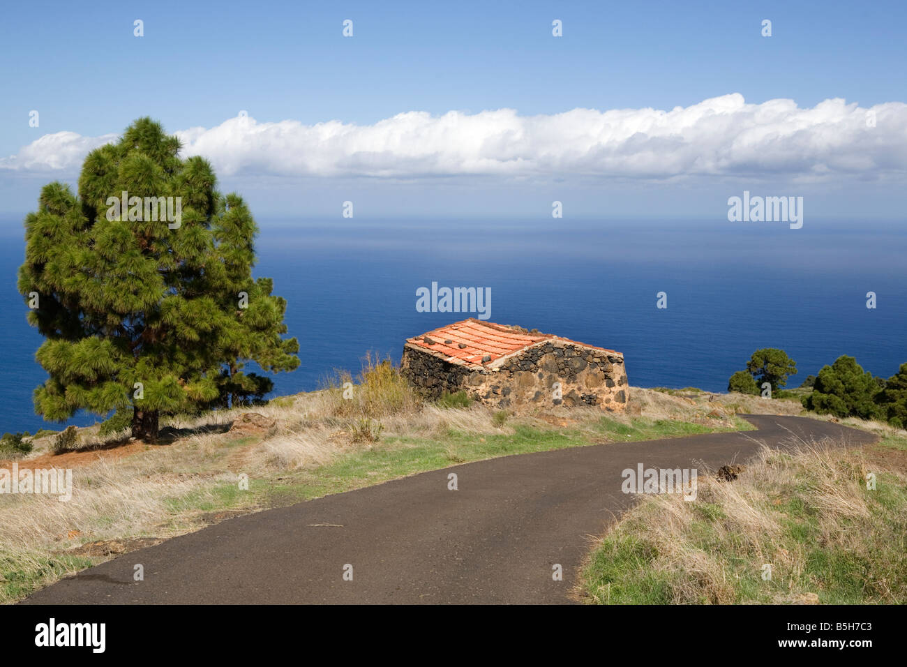 Eine Hütte an der Seite von einer abgelegenen Landstraße auf La Palma, eine der Kanarischen Inseln mit den Wolken die Passatwinde auf die horizo Stockfoto