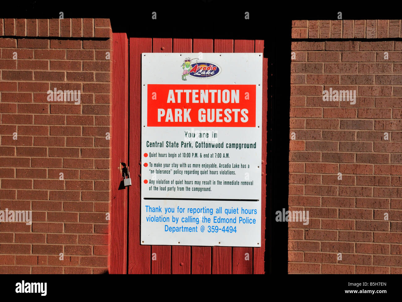Ein Schild an der Tür eines Gebäudes im Arcadia See in Oklahoma, USA. Stockfoto