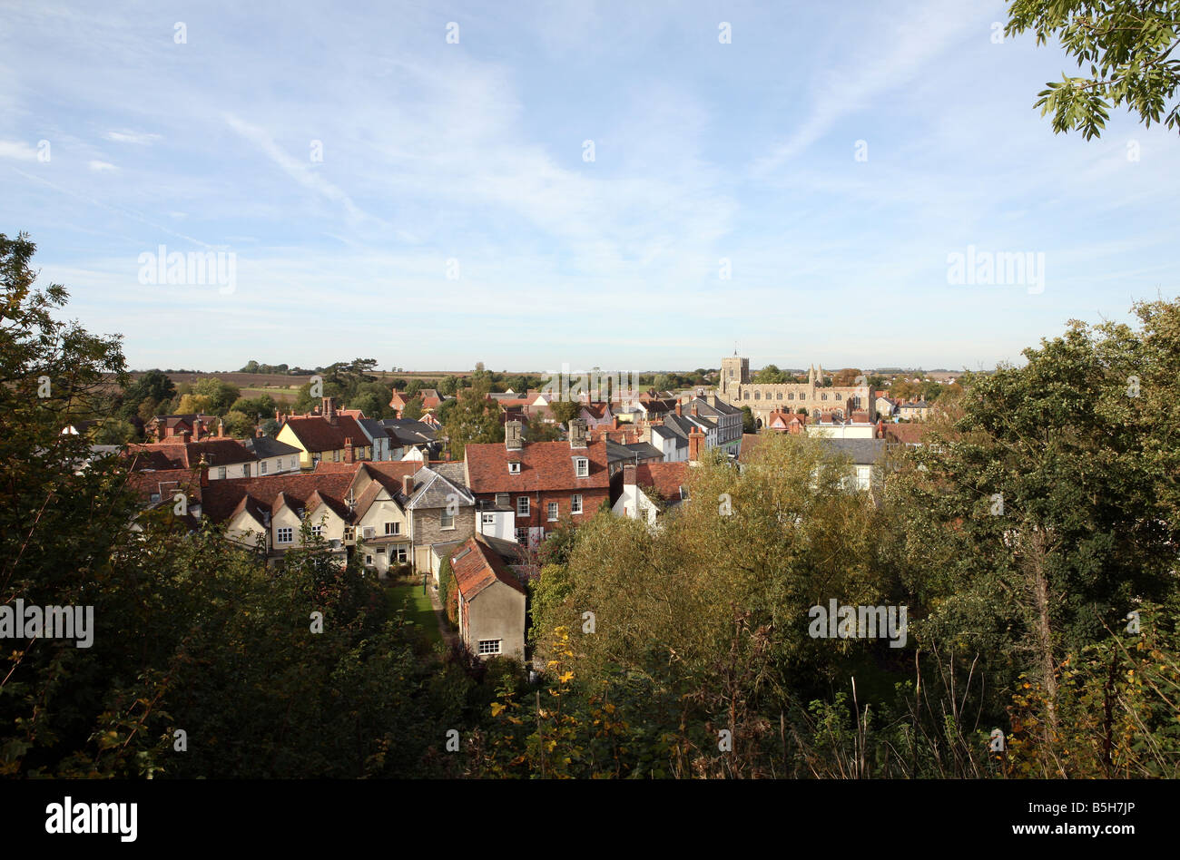 Blick auf die kleine Stadt von Clare in Suffolk zeigt St. Peter und St.Paul Church Stockfoto