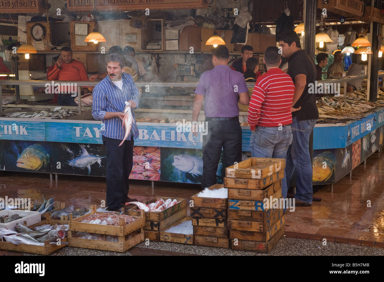 Kunden warten an einem Schalter am türkischen Fischmarkt in Fethiye Türkei. Stockfoto