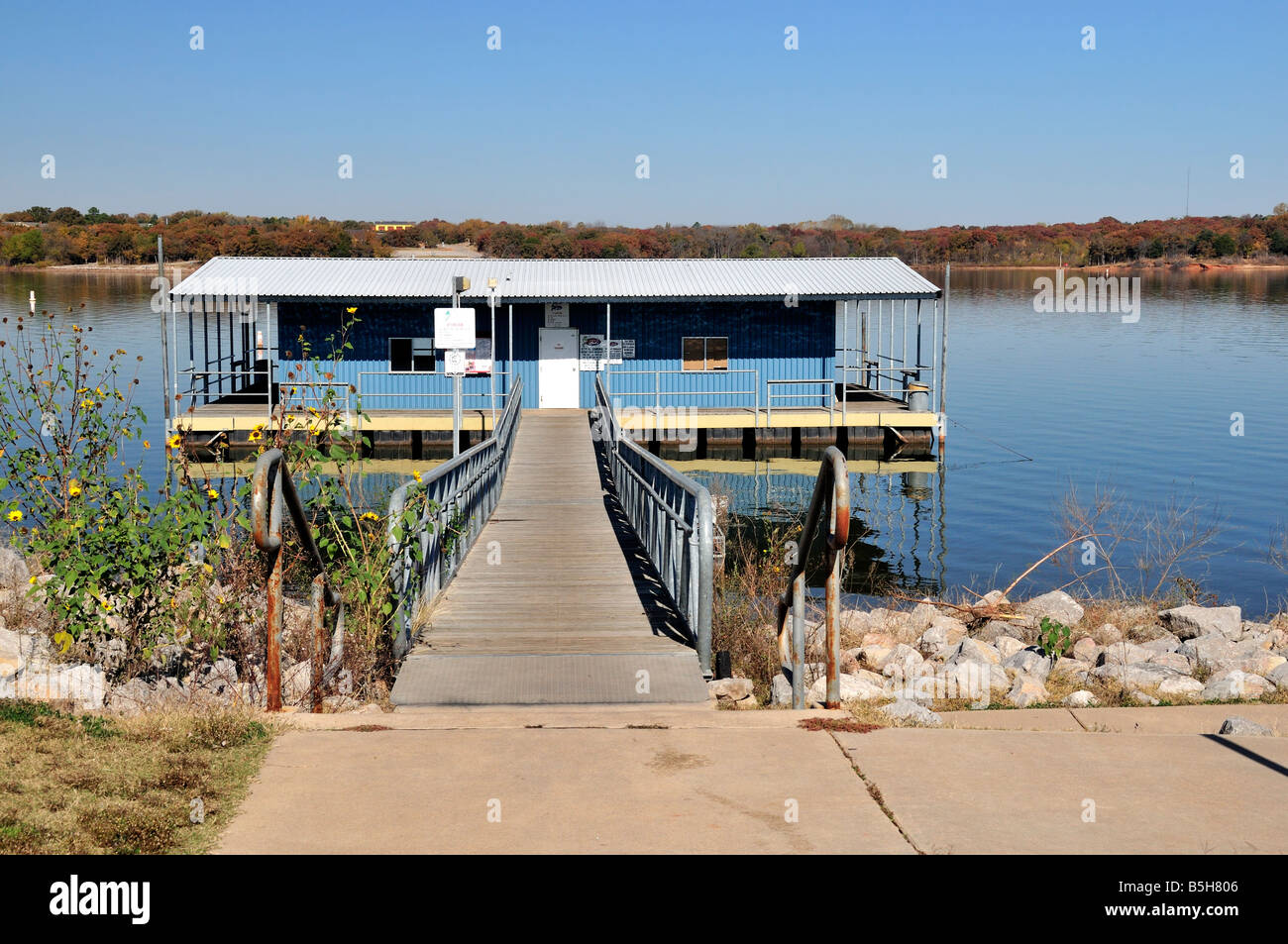 Eine überdachte Angelsteg auf Arcadia See in Oklahoma, USA. Stockfoto
