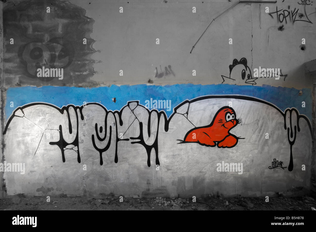 Ein Stück von Graffiti in einer Brownfield Site Fabrik (Allier - Frankreich). Graffiti Dans Une Usine Désaffectée de Cusset (Frankreich). Stockfoto