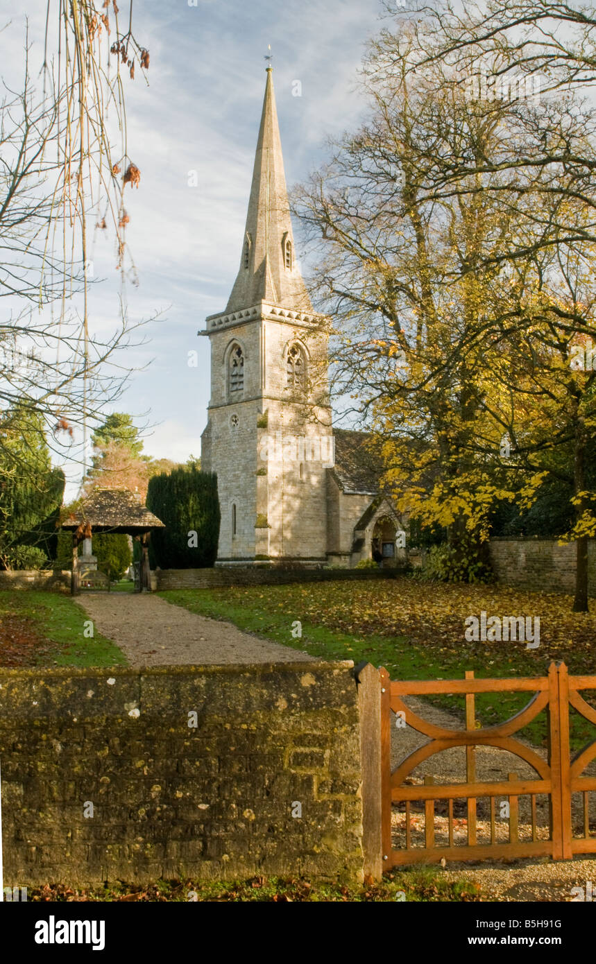 St. Marys Kirche Lower Slaughter in den Cotswolds an einem sonnigen Herbsttag im frühen November Stockfoto