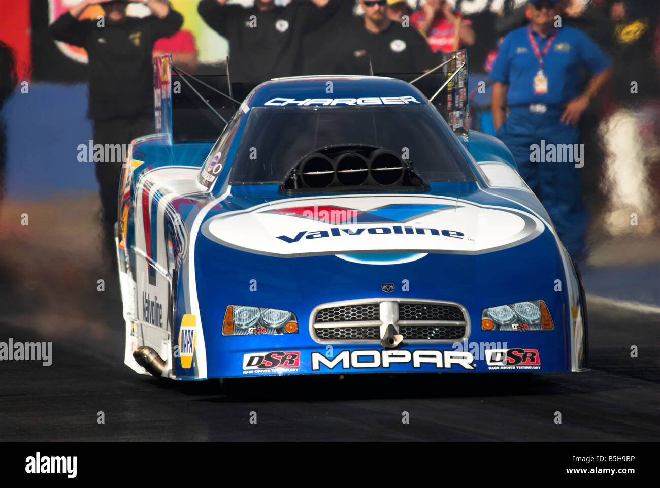 "Valvoline" NHRA lustiges Auto von Jack Beckman beschleunigt auf die Linie am Firebird Int ' l. Raceway, Phoenix, Arizona, USA Stockfoto
