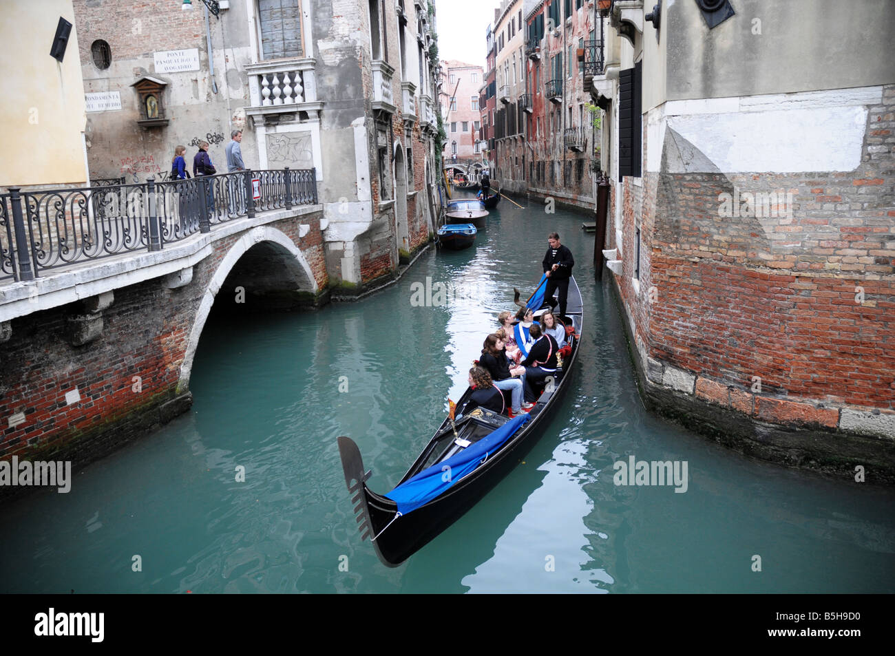 Gondel mit Touristen auf dem Rio di Santa Maria Formosa, Venedig. Stockfoto