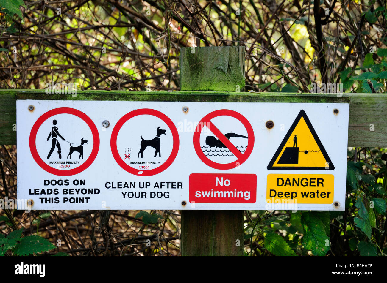 Warnzeichen bei Milton Landschaftspark Cambridgeshire England UK Stockfoto