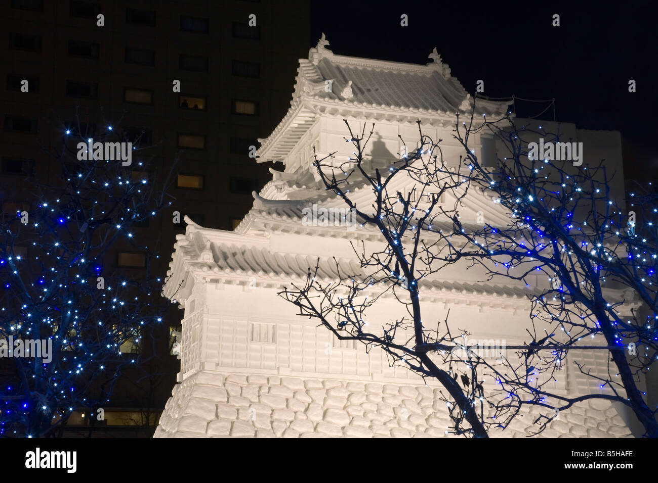 Sapporo Japan Schnee Skulptur Tempel im Odori Park Sapporo Snow Festival in der Nacht Stockfoto