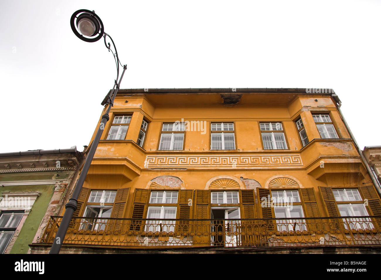 Architektur, gelbes Gebäude, Sibiu, Siebenbürgen, Rumänien Stockfoto