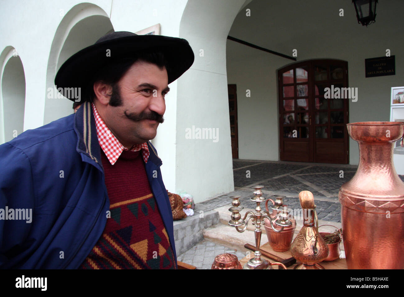 Rumäne, traditionelles Handwerk Markt, Kupfer Ware Stall, Sibiu, Siebenbürgen, Rumänien Stockfoto