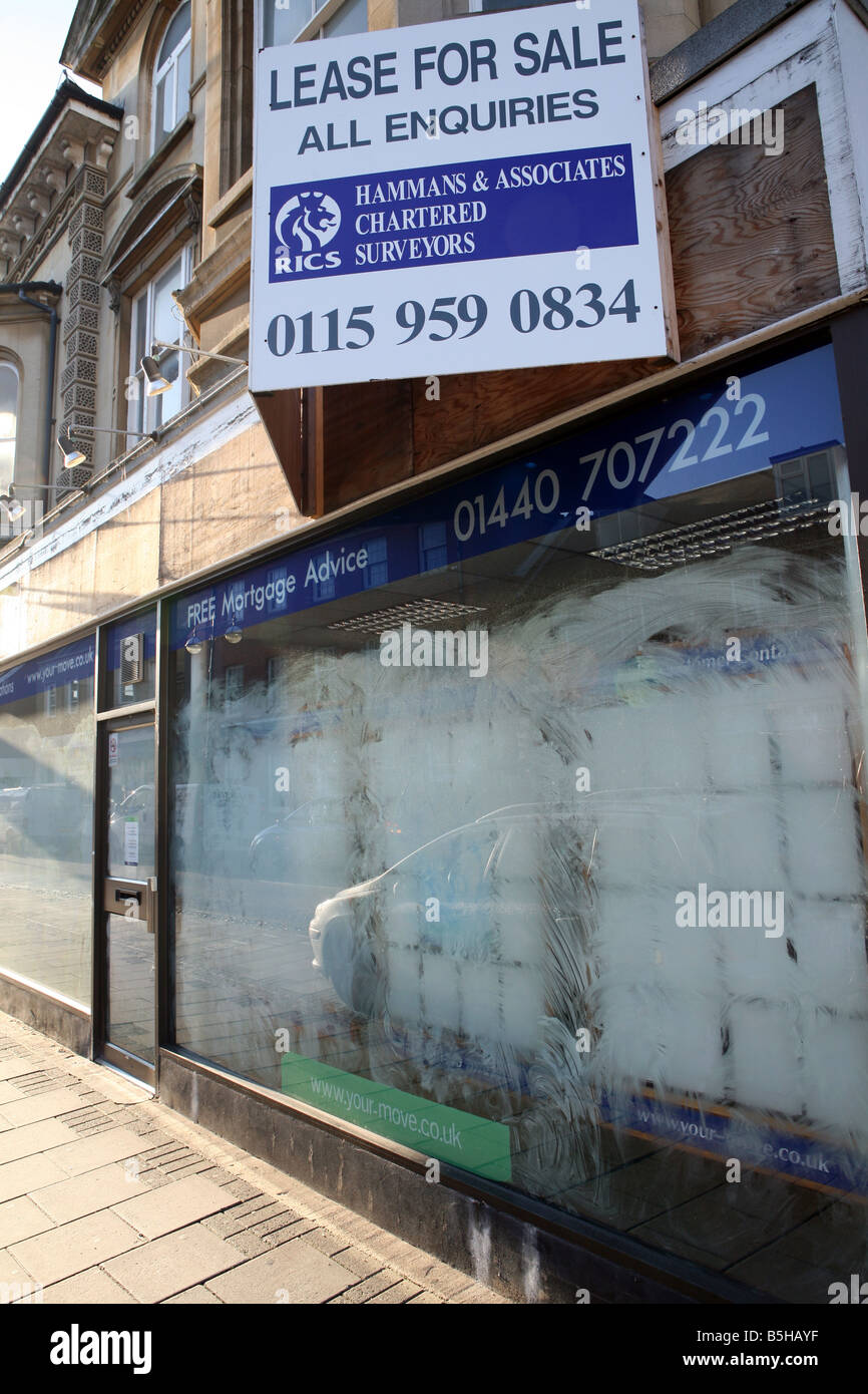 Anzeichen für eine Kreditklemme und globale Rezession in der High Street in Haverhill in Suffolk Immobilienmakler-Shop geschlossen Stockfoto