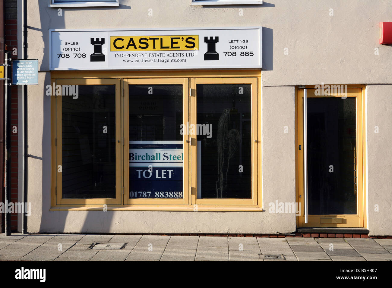 Anzeichen für eine Kreditklemme und globale Rezession in der High Street in Haverhill in Suffolk Immobilienmakler-Shop geschlossen Stockfoto
