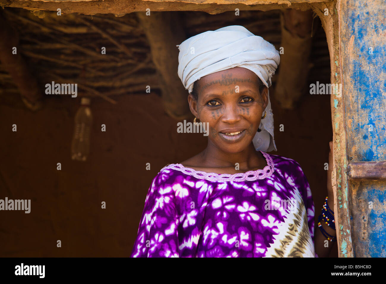 Fulbe-Frau steht vor der Tür ihres Hauses Schlamm in Torodi, Niger, Westafrika Stockfoto