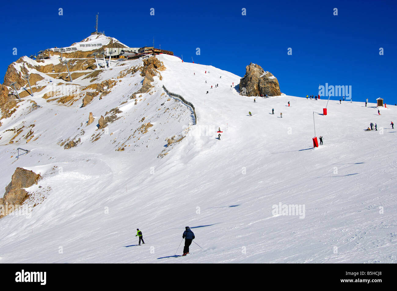 Skipiste unter Mt Saulire Meribel Couchevel, Skigebiet Trois Vallees, Frankreich Stockfoto