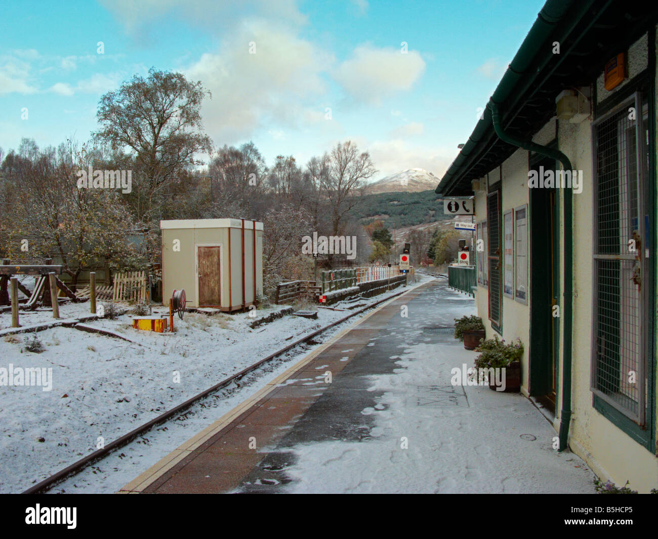 Auf den Gleisen, am frühen Morgen Schneeräumung am Bahnhof Crianlarich. Blick Nach Norden Stockfoto