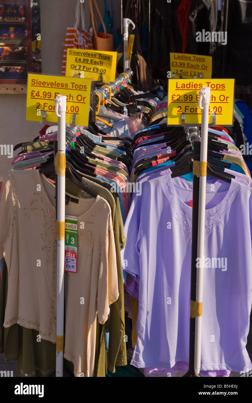 An Und Verkauf Kleidung In Der Nähe Kleidung kleidung bietet verkauf billig uk -Fotos und -Bildmaterial in