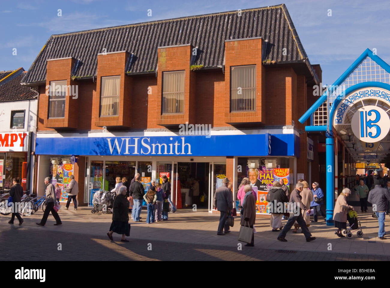 Menschen, die vorbeigehen WHSmith der Zeitungskiosk in der belebten Innenstadt von Lowestoft, Suffolk Uk Stockfoto