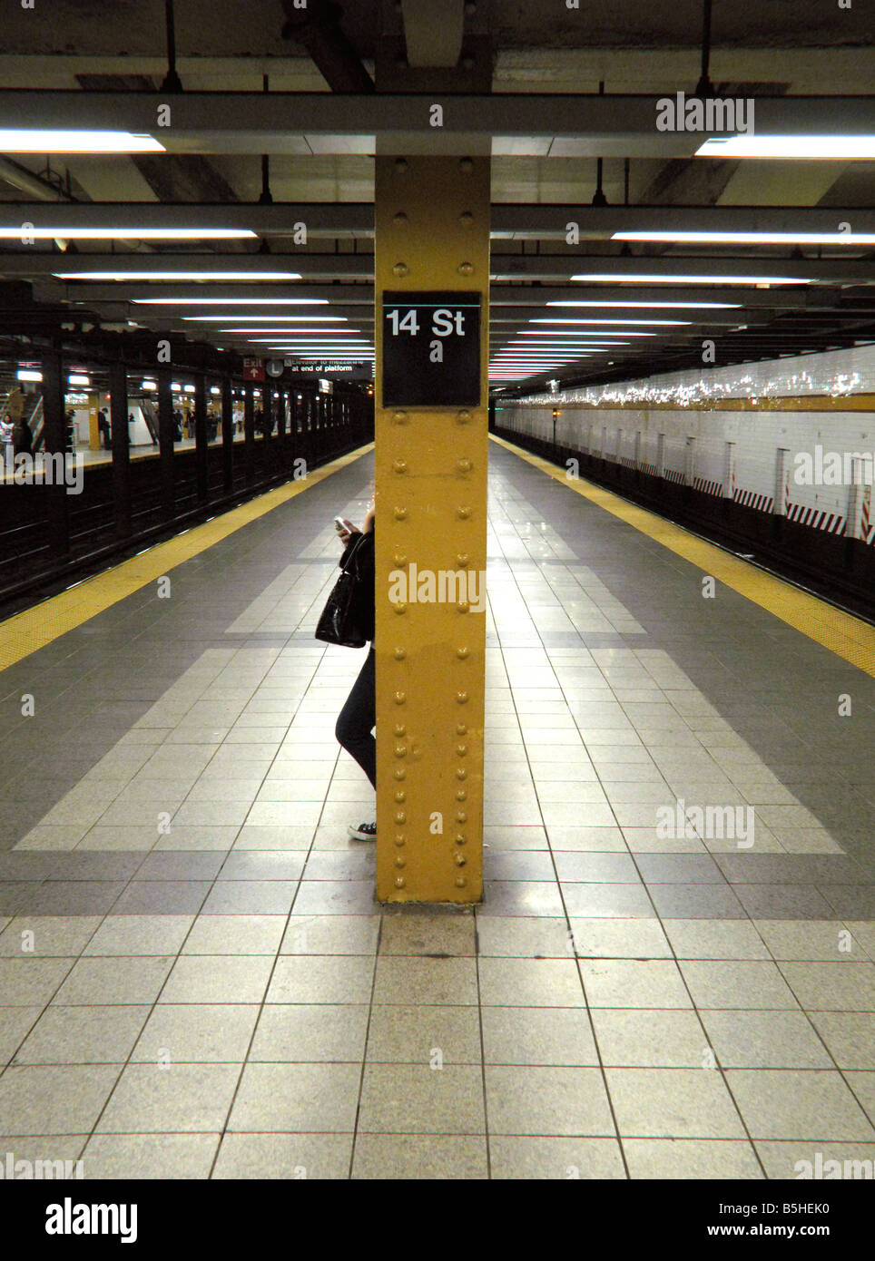 Person anhören von Musik auf u-Bahn-Plattform Stockfoto