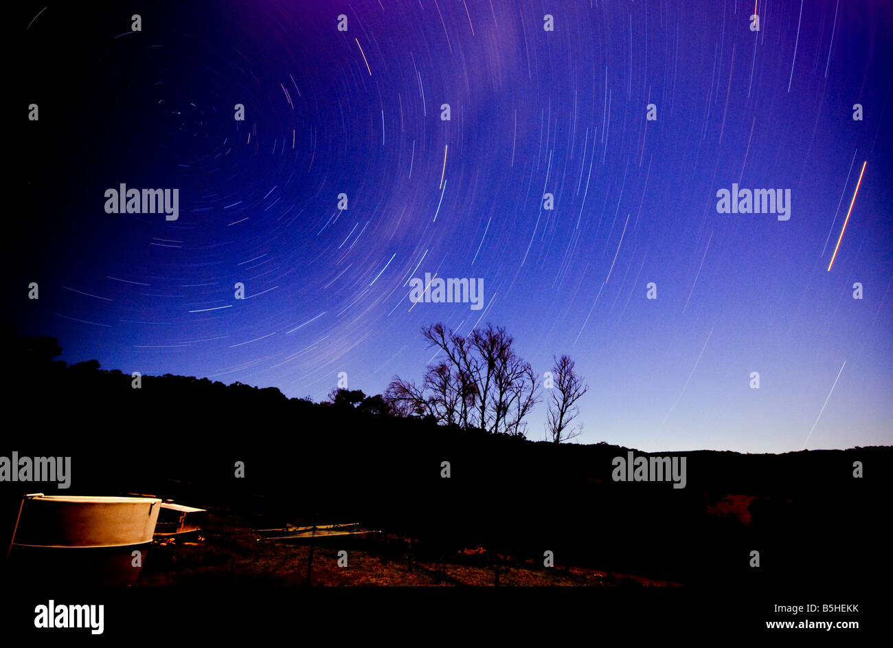 Nachtaufnahme von Sternspuren über das Angebot im Towamba New South Wales Australien. Bitte beachten Sie: enthält einige Geräusche. Stockfoto