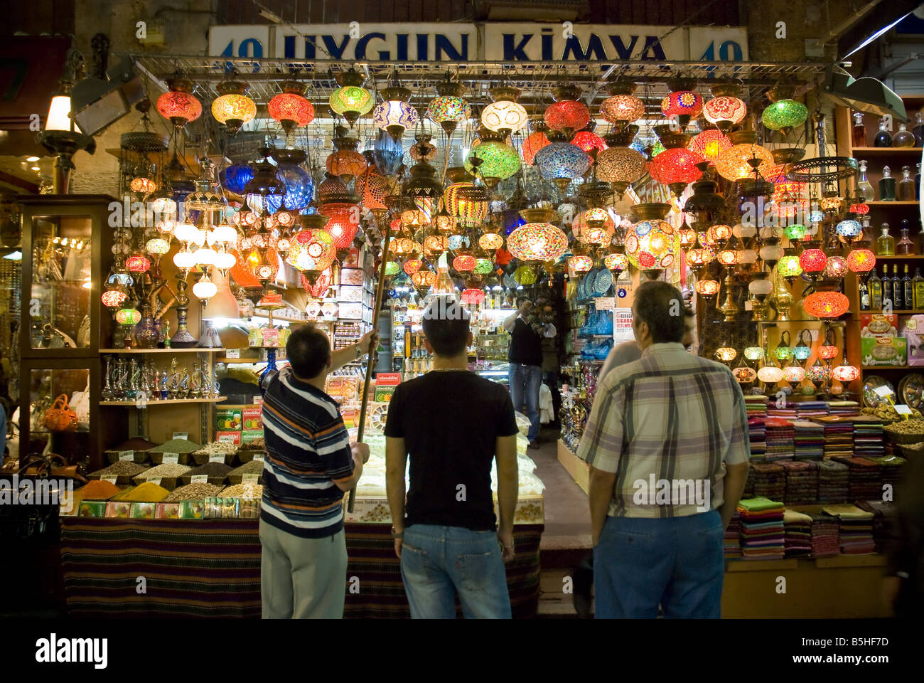 Drei Männer in einem hellen Farbton stall in den großen Basar in der Türkei, Istanbul Stockfoto