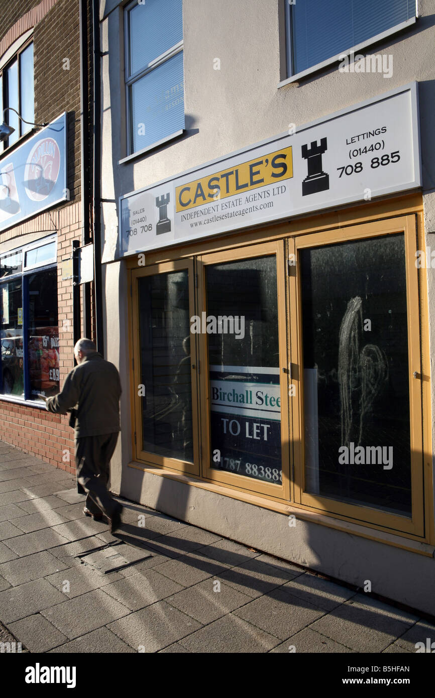 Anzeichen für eine Kreditklemme und globale Rezession in der High Street in Haverhill in Suffolk Immobilienmakler-Shop geschlossen Stockfoto