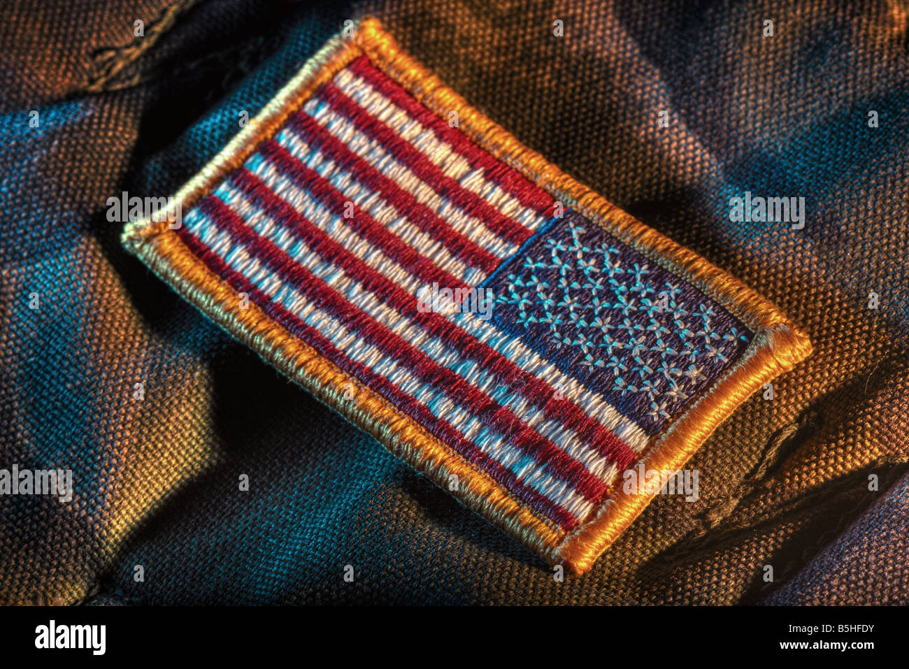 Abnehmbare US Flag Patch auf militärische Tarnung Stoff. Gespiegelte Flagge ist für die Rechte Schulter. Stockfoto