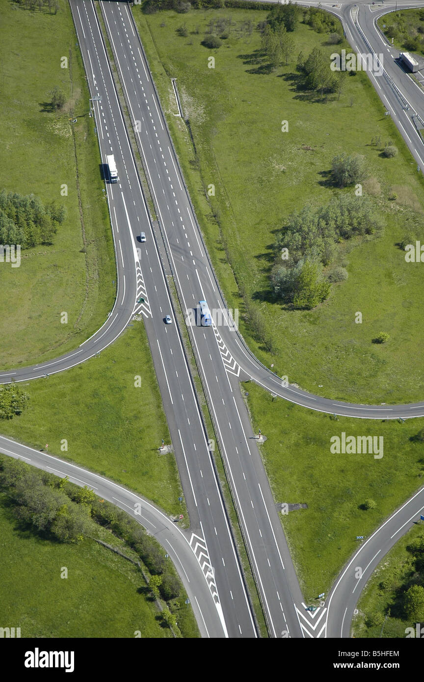 Luftaufnahme einer Autobahn / Autobahn in Frankreich Stockfoto