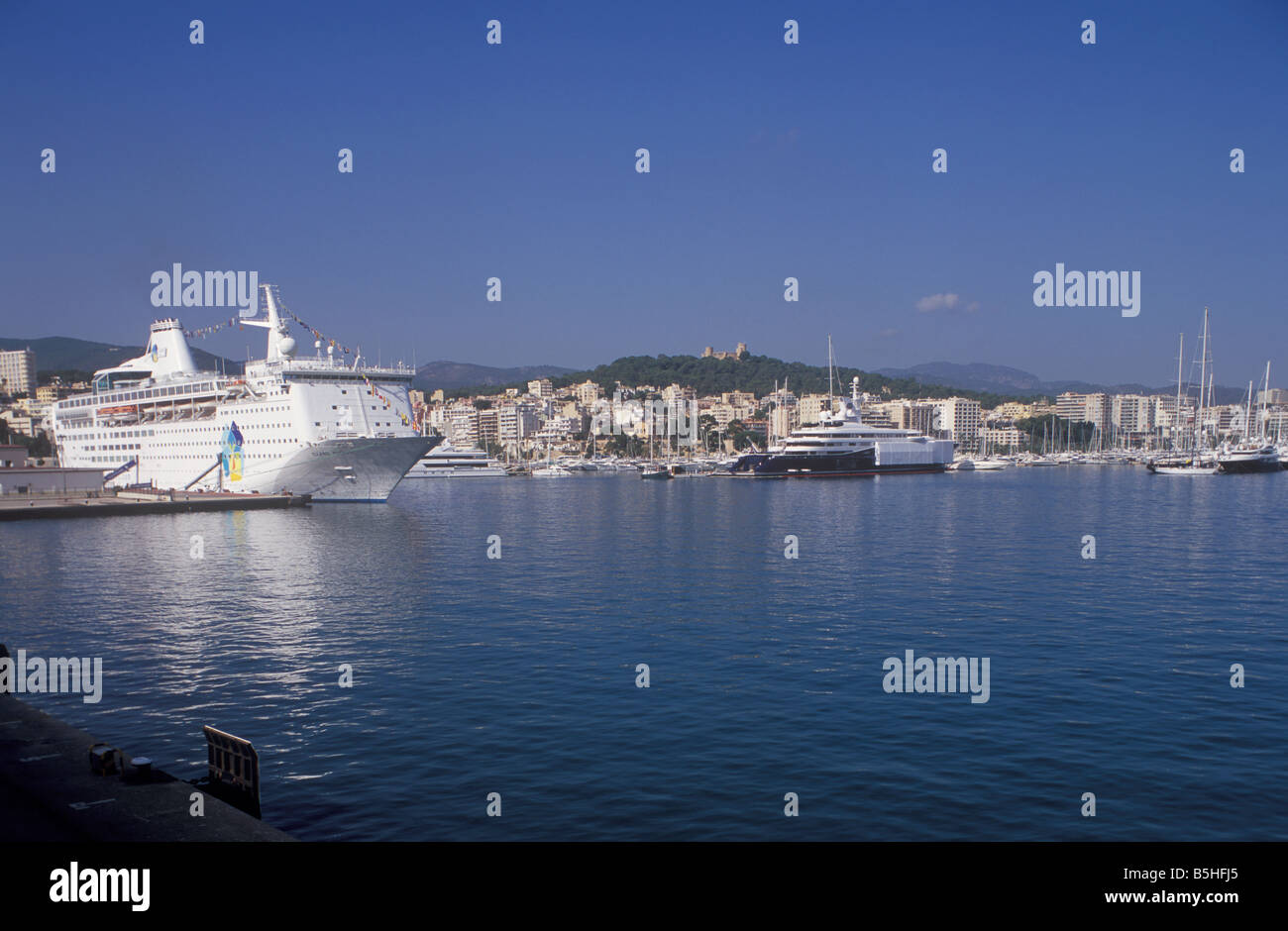 "Island Escape" Kreuzfahrt-Schiff und Megayacht "Al Mirqab" im Hafen von Palma De Mallorca, Balearen, Spanien. Stockfoto