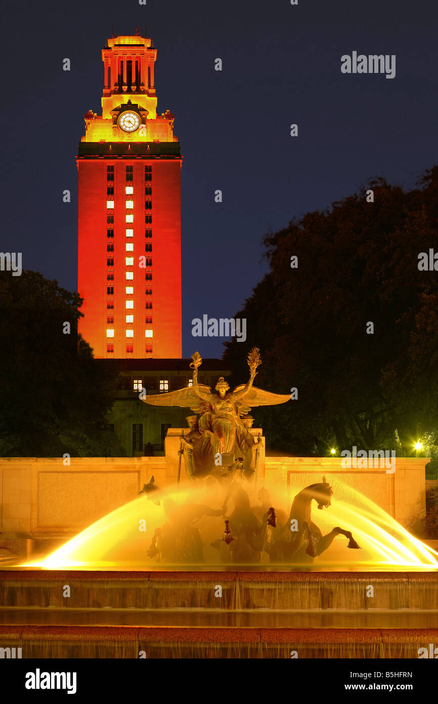 University of Texas Tower leuchtet Orange & die Nummer 1, nach dem Gewinn der nationalen Meisterschaft 2005, Littlefield Brunnen vor Stockfoto