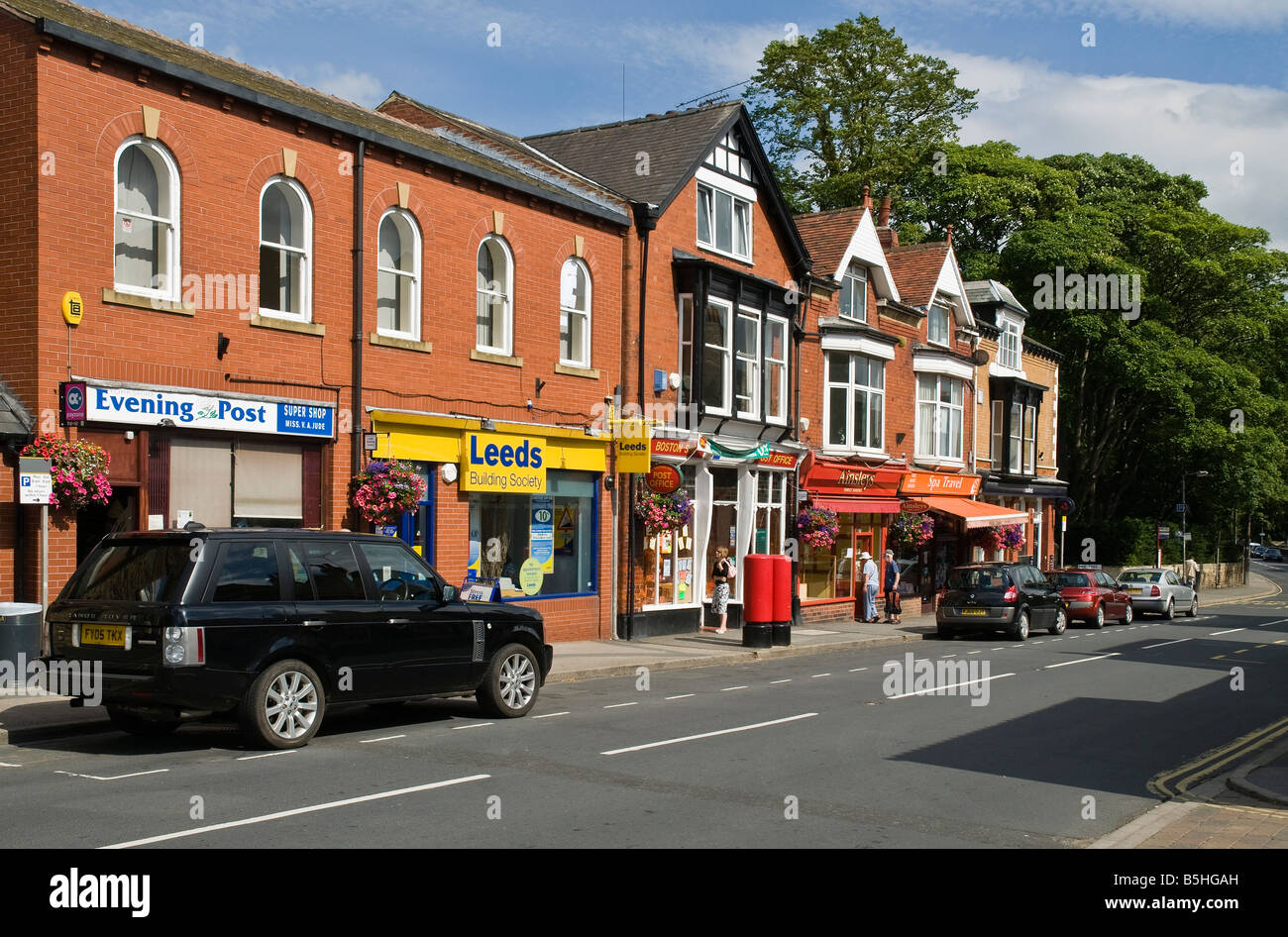 dh High Street BOSTON SPA WEST YORKSHIRE Village Geschäfte in High Street uk Stadt Autogeschäft Straßen großbritannien Stockfoto