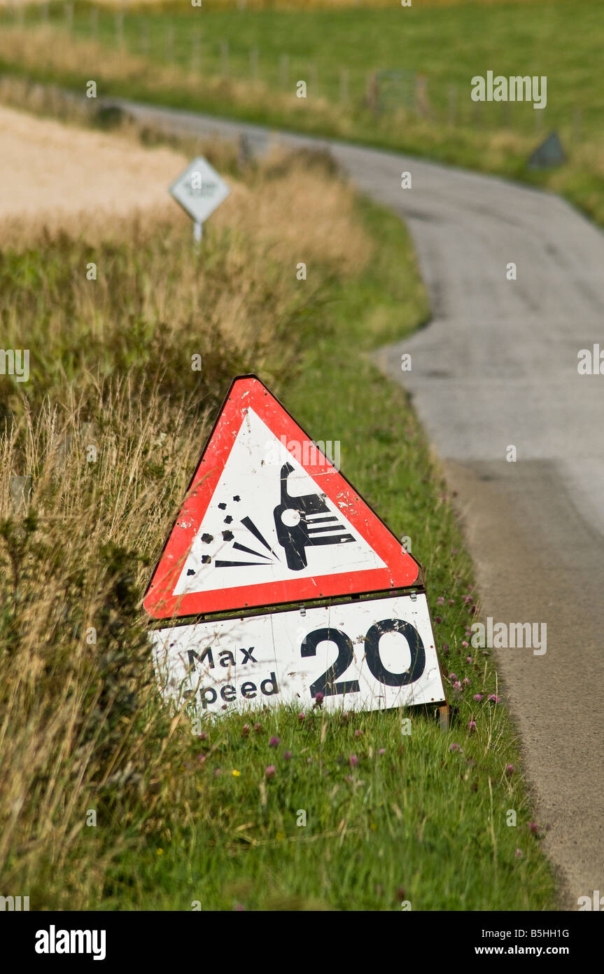 dh Roadsign ROAD UK lose Chippings Warnschild 20 mph max Geschwindigkeit Verkehr Vorsicht Transport Straßenrand Beschilderung Stockfoto