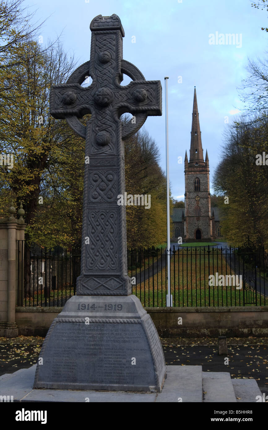 Keltisches Kreuz und Krieg-Denkmal in Hillsborough Northern Ireland Stockfoto