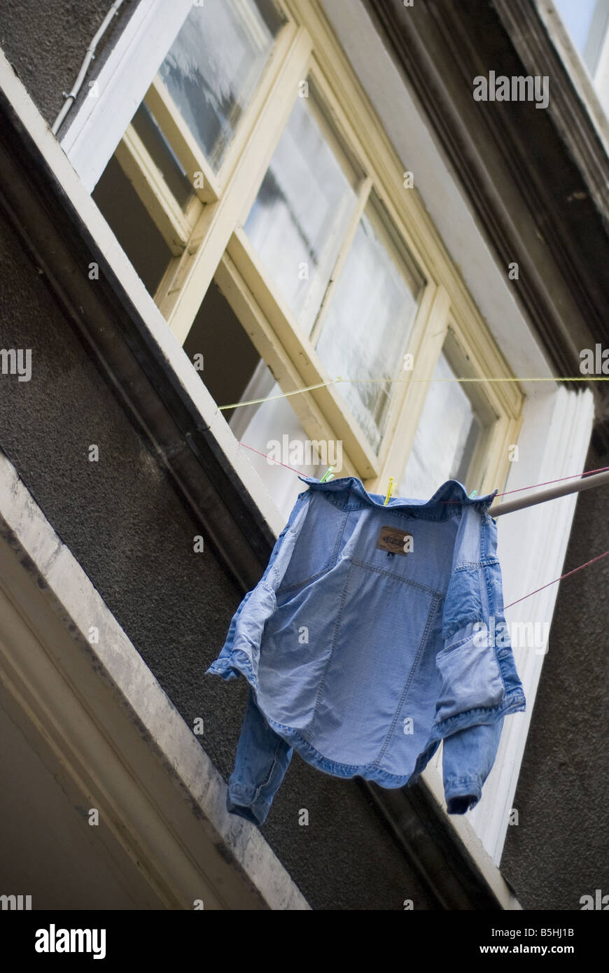 Eine Jacke ist zum Fenster einer Wohnung in Curkuma in der Türkei, Istanbul trocknen gehängt. Stockfoto