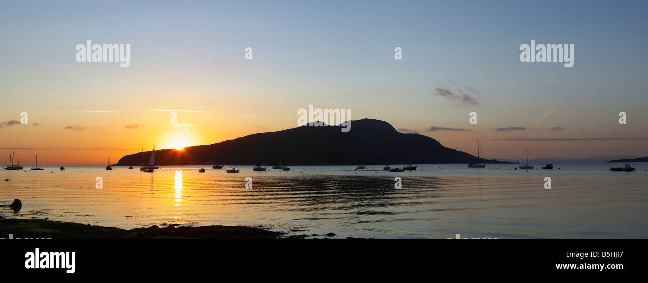 Holy Island vor der Isle of Arran, North Ayrshire, Schottland, Großbritannien. Gesehen über Lamlash Bay bei Sonnenaufgang. Stockfoto