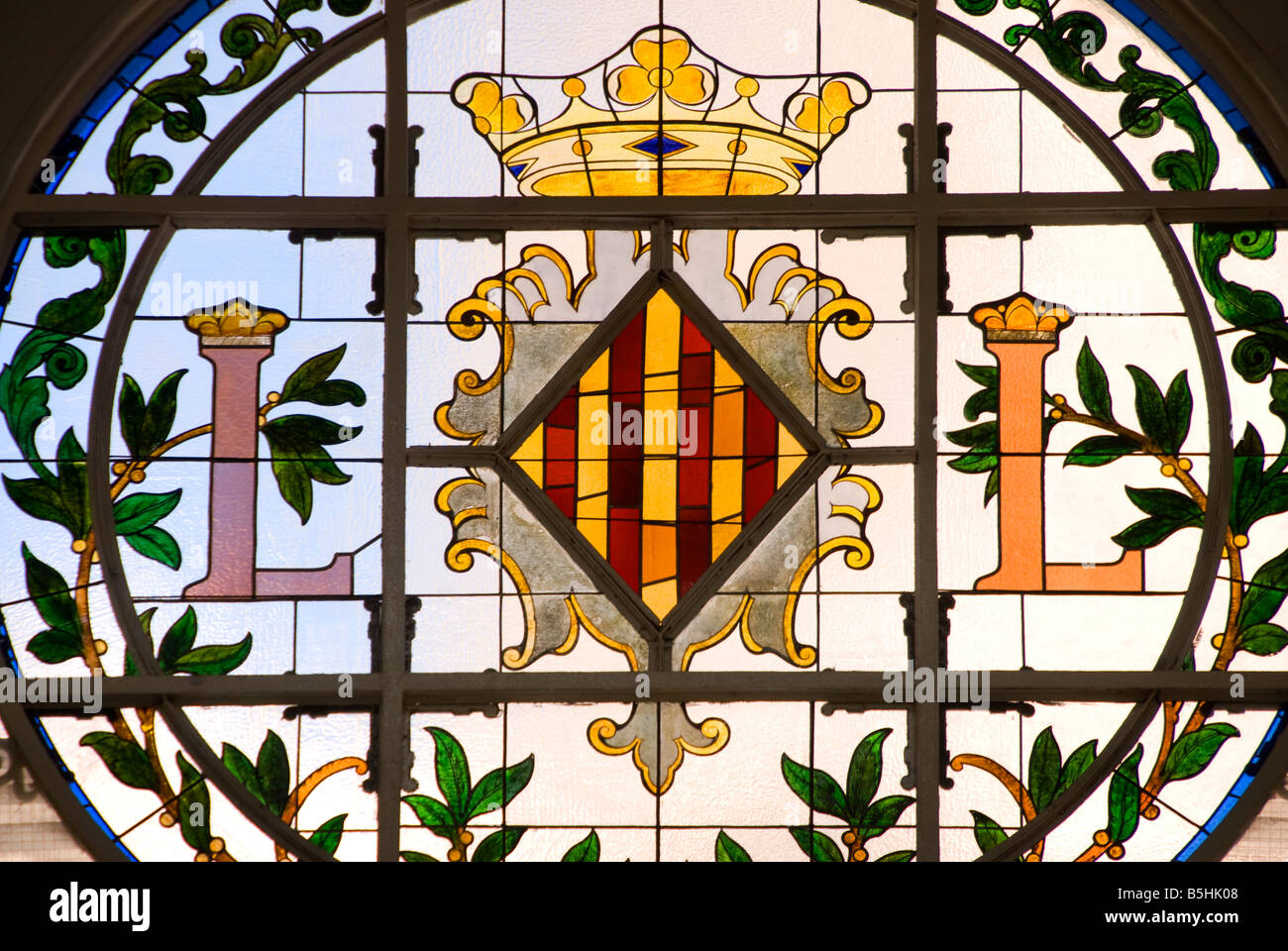 Detail der Fleck Glasfenster auf dem zentralen Lebensmittelmarkt Mercado Central im historischen Stadtzentrum von Valencia, Spanien Stockfoto