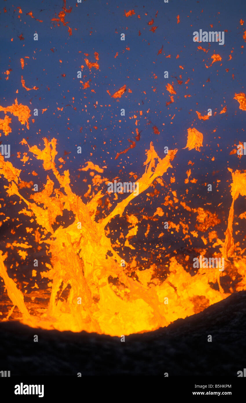 Spuckender Lava Kilauea East Rift Zone Eruption in der Nähe von Puu Oo Vent Hawaii Volcanoes National Park Insel von Hawaii Stockfoto