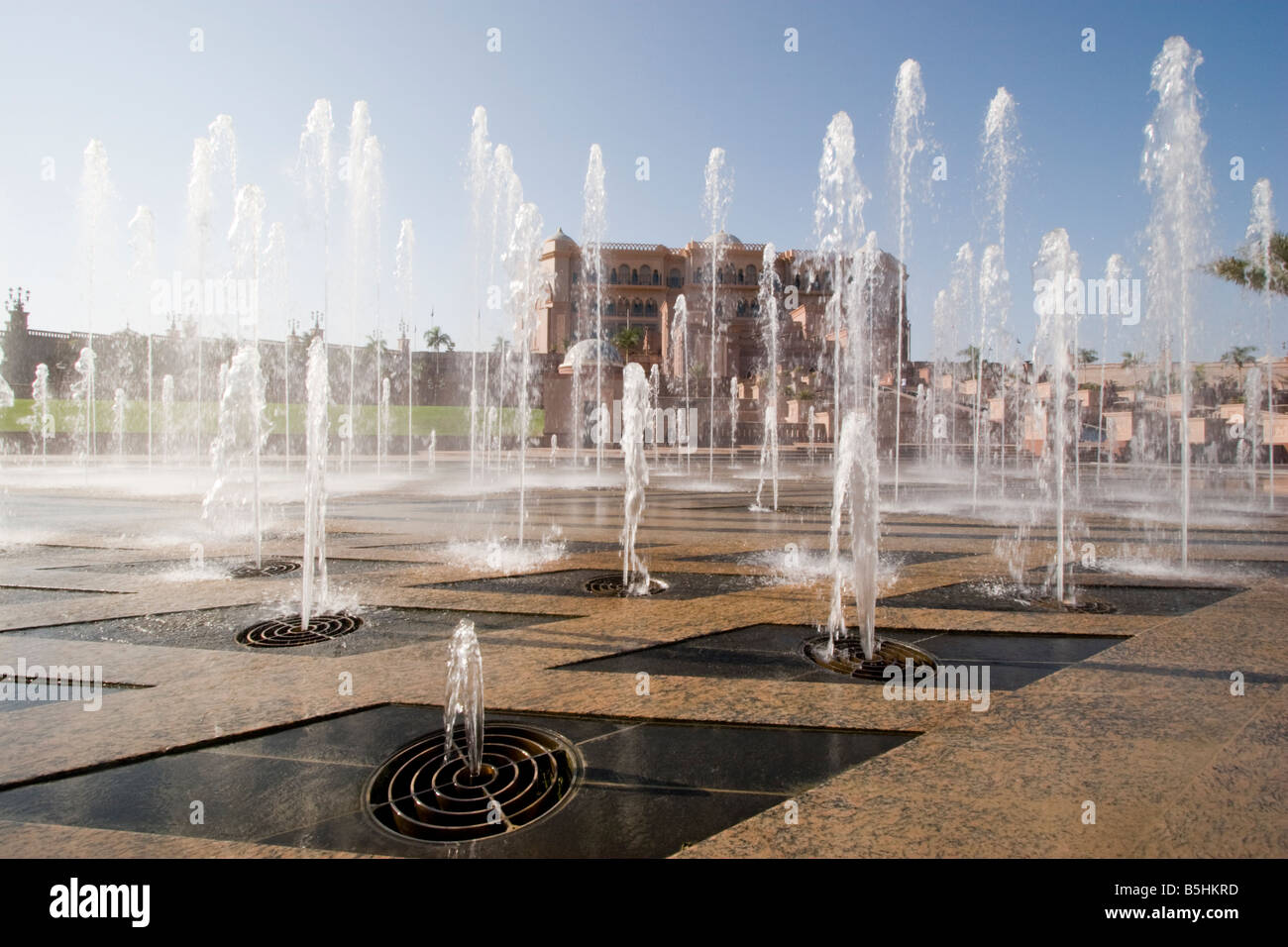 Das Emirates Palace Hotel hat die Unterscheidung des Seins nur das zweite sieben-Sterne-Hotel in der Welt, nahe Burj Al Arab in Dubai. Das Hotel ist das teuerste jemals zu einem Preis von US$ 3 Mrd. gebaut. Stockfoto