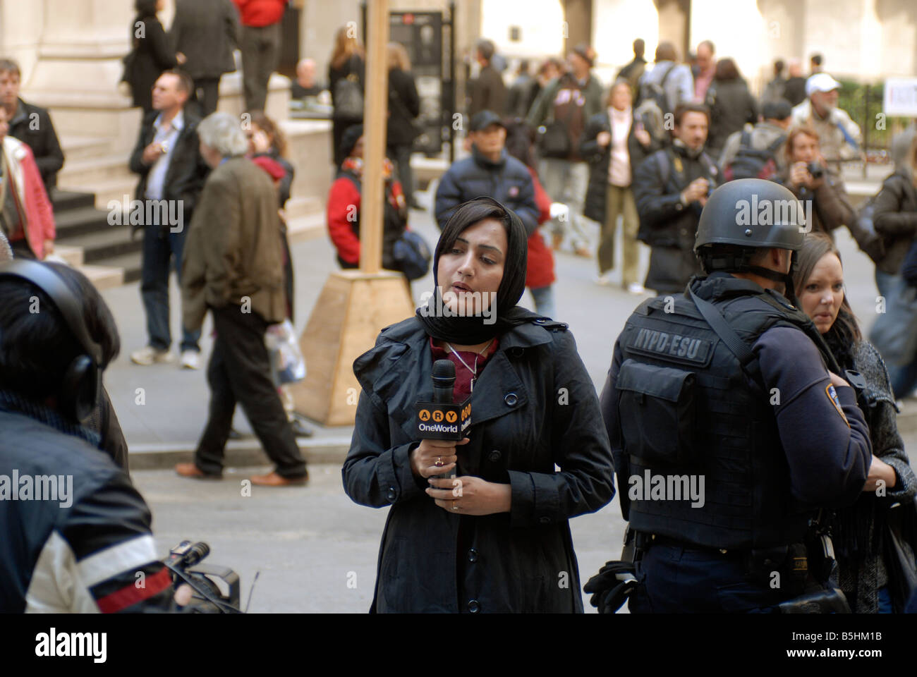 Weibliche nahöstlichen Fernseh-Reporter steht hier Bericht von der Wall Street Stockfoto