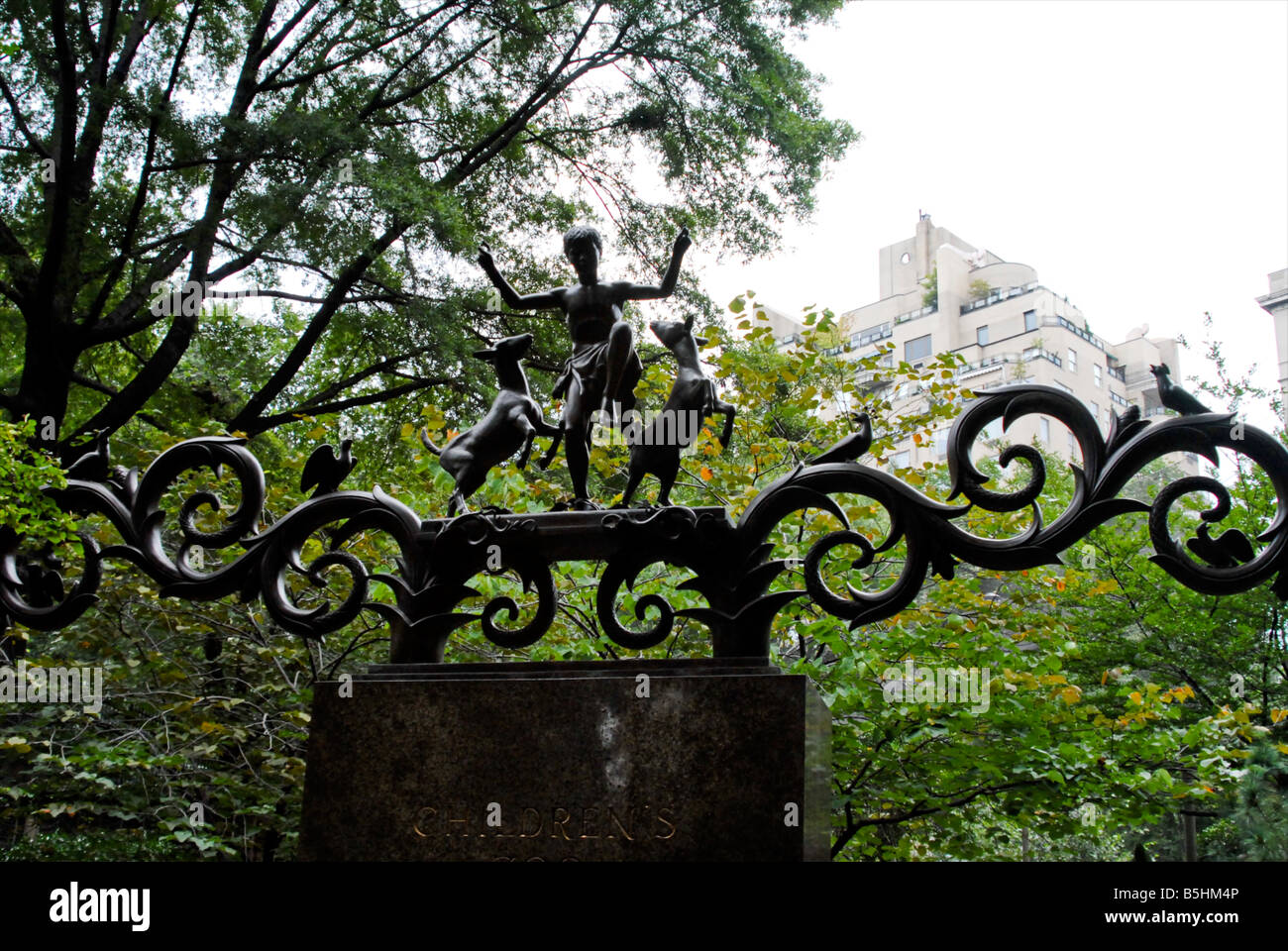 Eine Statue eines Kindes mit zwei Ziegen am Eingang der Kinderzoo im Central Park in New York Stockfoto