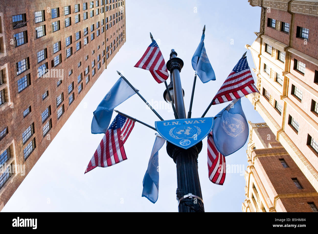 Flaggen der Vereinten Nationen und der USA auf Post an UN so niedriger Midtown New York City USA Stockfoto