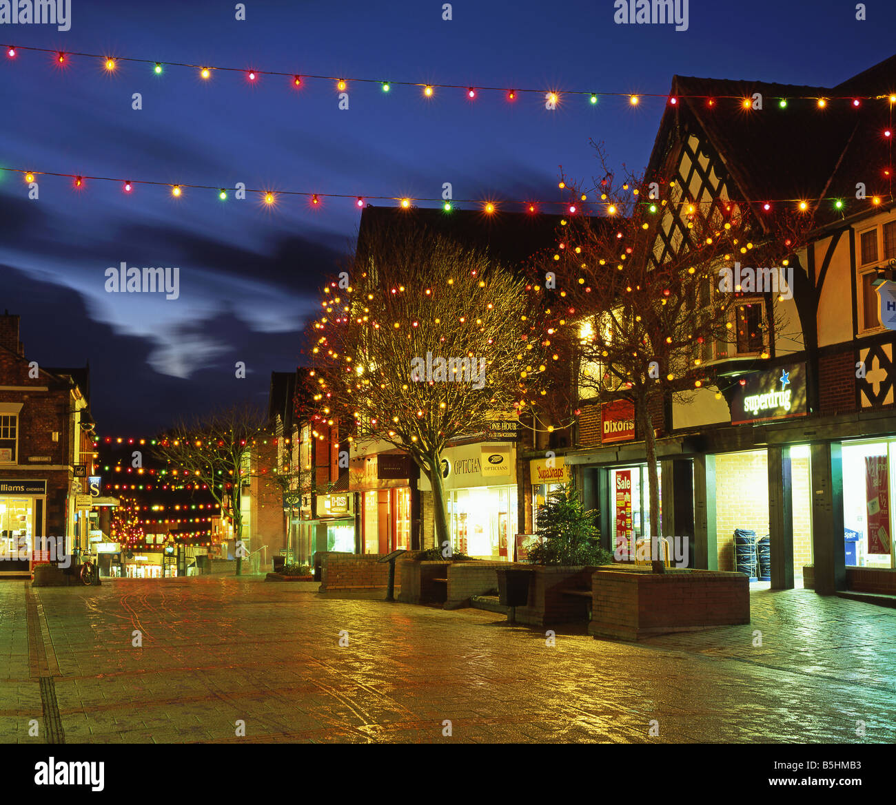 Weihnachts-Dekorationen auf der wichtigsten Einkaufsstraße in Northwich, Cheshire, England, UK Stockfoto