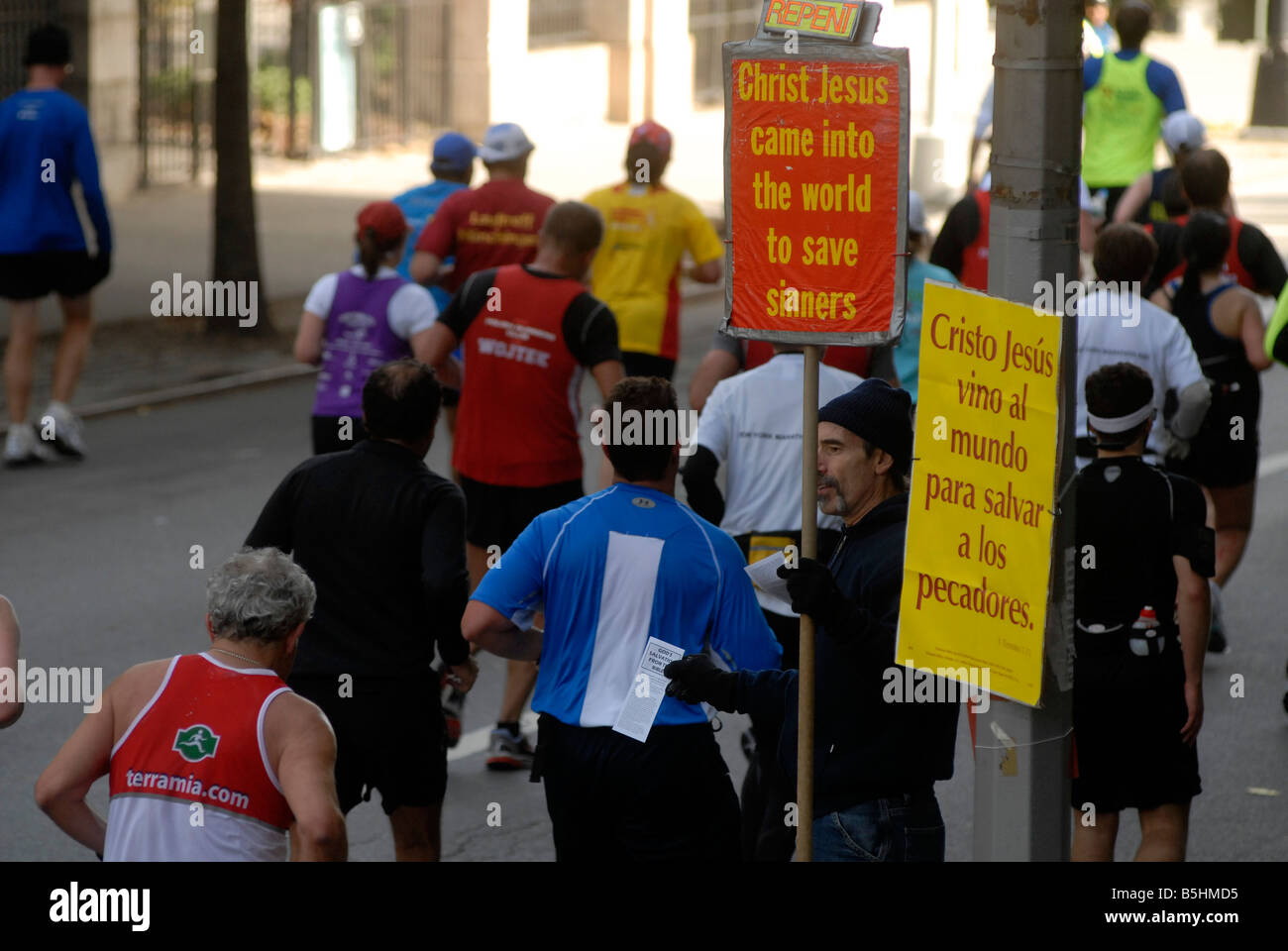 Ein evangelischer Prediger grüßt Läufer in Harlem während der 38. jährlichen ING New York City Marathon Stockfoto