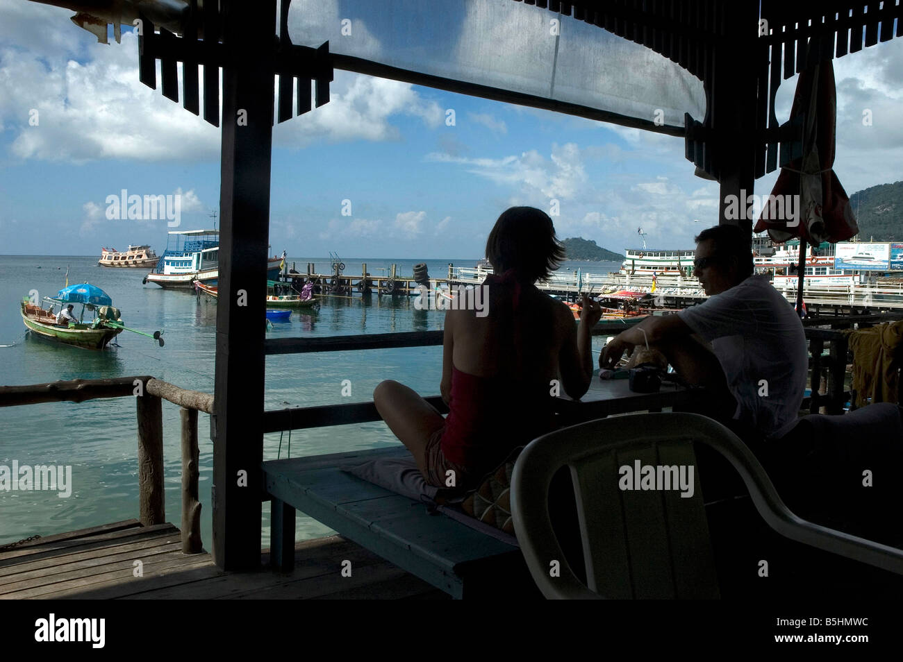 Touristen in einem Resort Mae Haad Beach, Koh Tao, Bangkok, Thailand Stockfoto