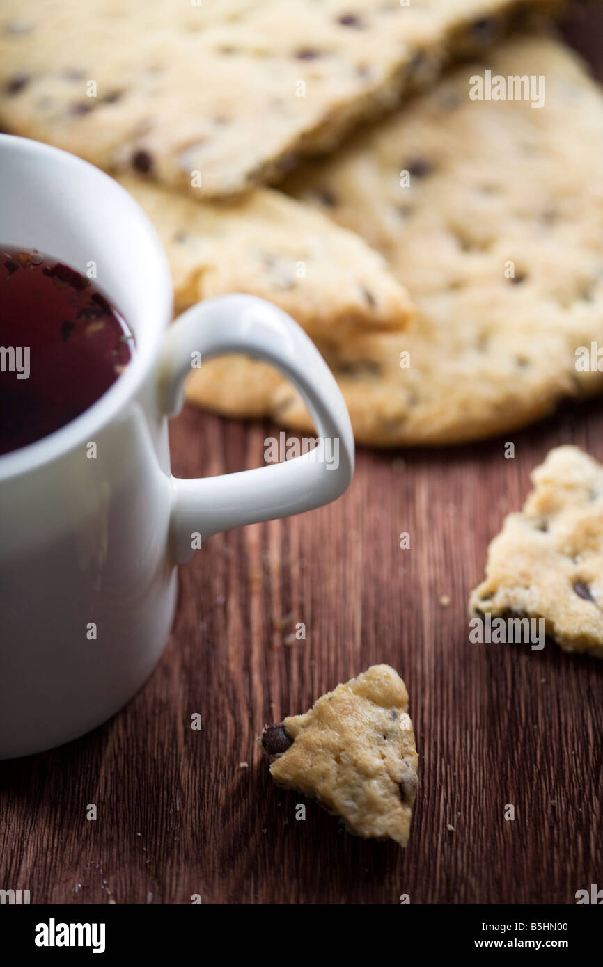Crismas Cookies und eine Tasse schwarzen Tee Stockfoto