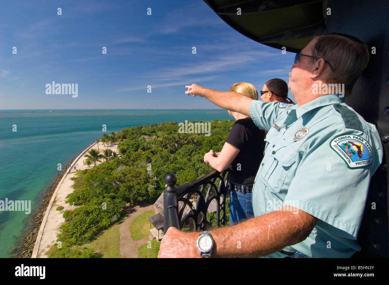 Florida Miami Key Biscayne Bill Baggs Cape Florida State Park Park Ranger auf Leuchtturm mit Besuchern Stockfoto