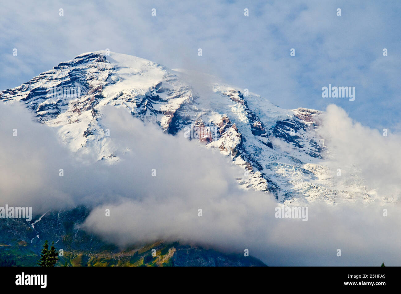 Gipfel von Mount Rainier von Wolken gehüllt, im Herbst - Mount Rainier NP, Washington Stockfoto