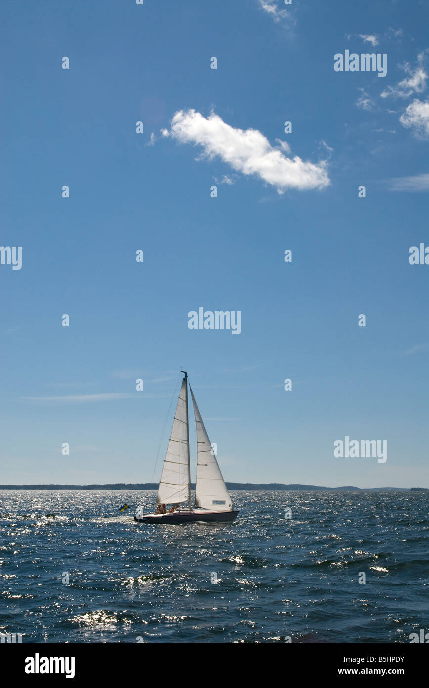 Segelboot Heften im offenen Meer Stockfoto